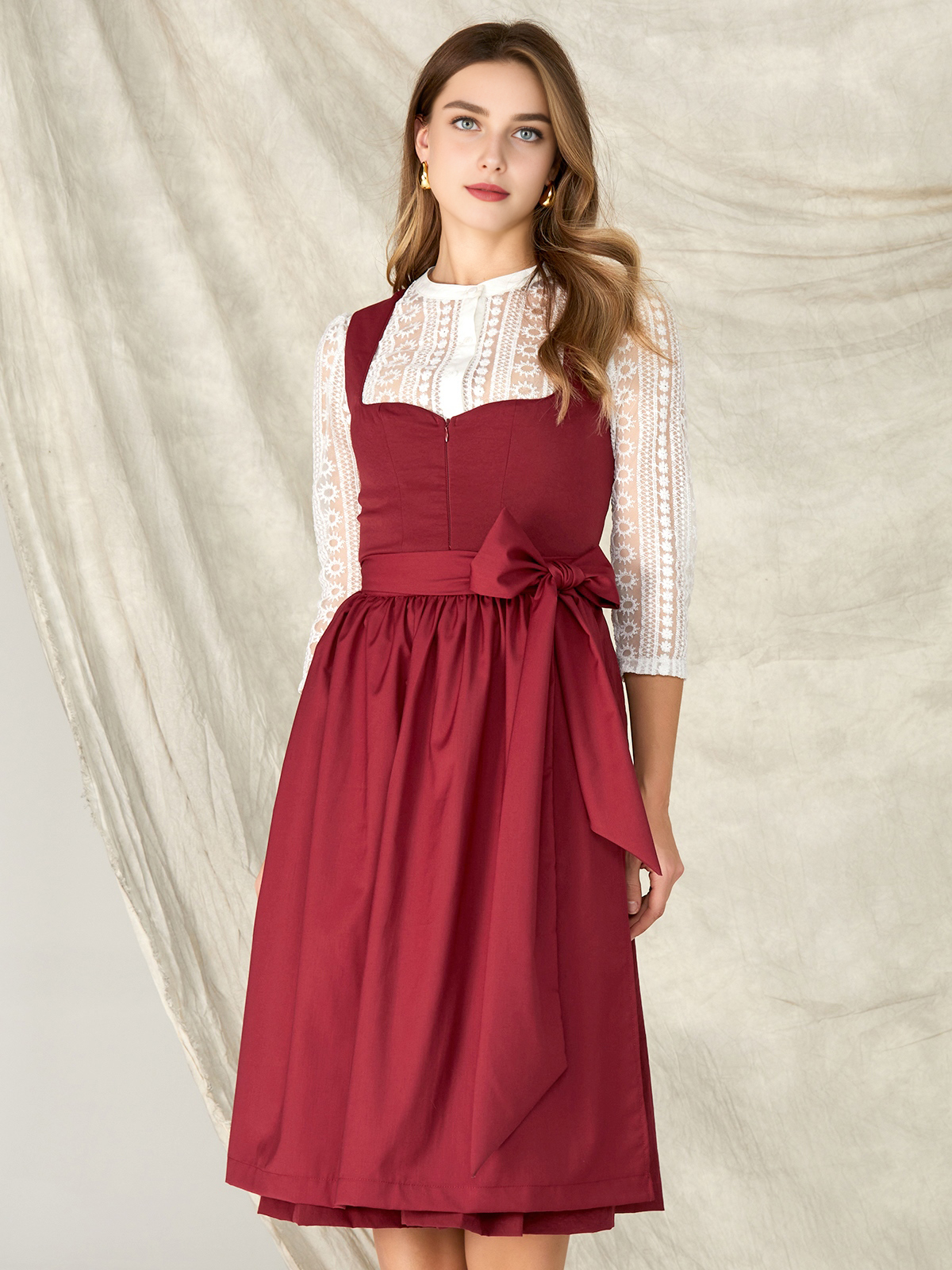 Modernes Dirndl in Rot mit figurbetonter Silhouette