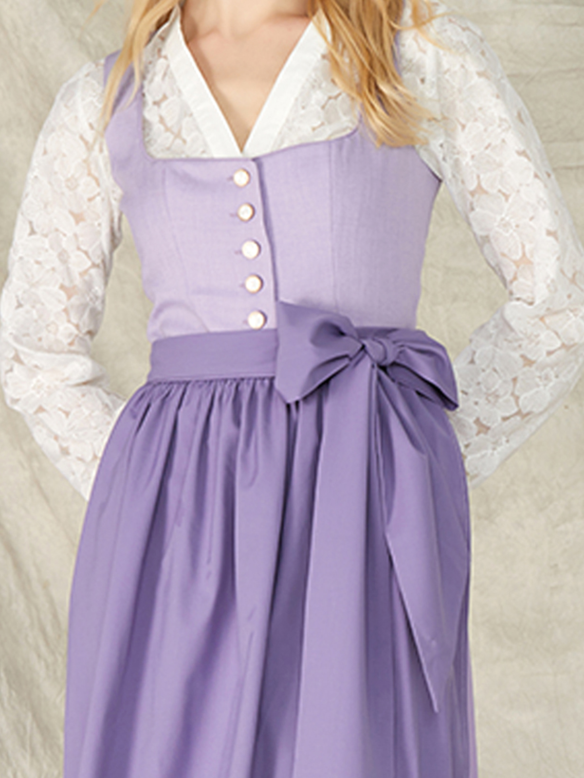 Dirndl in Grün mit floralen Details