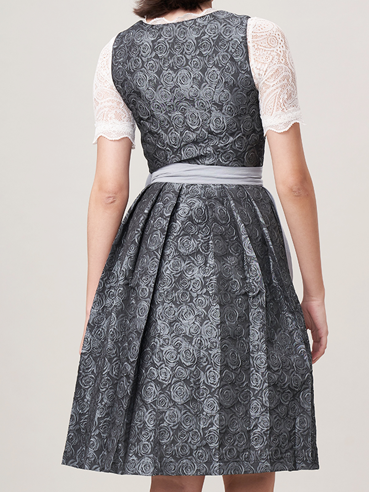 Modernes blaues Dirndl mit schwarzer Schürze