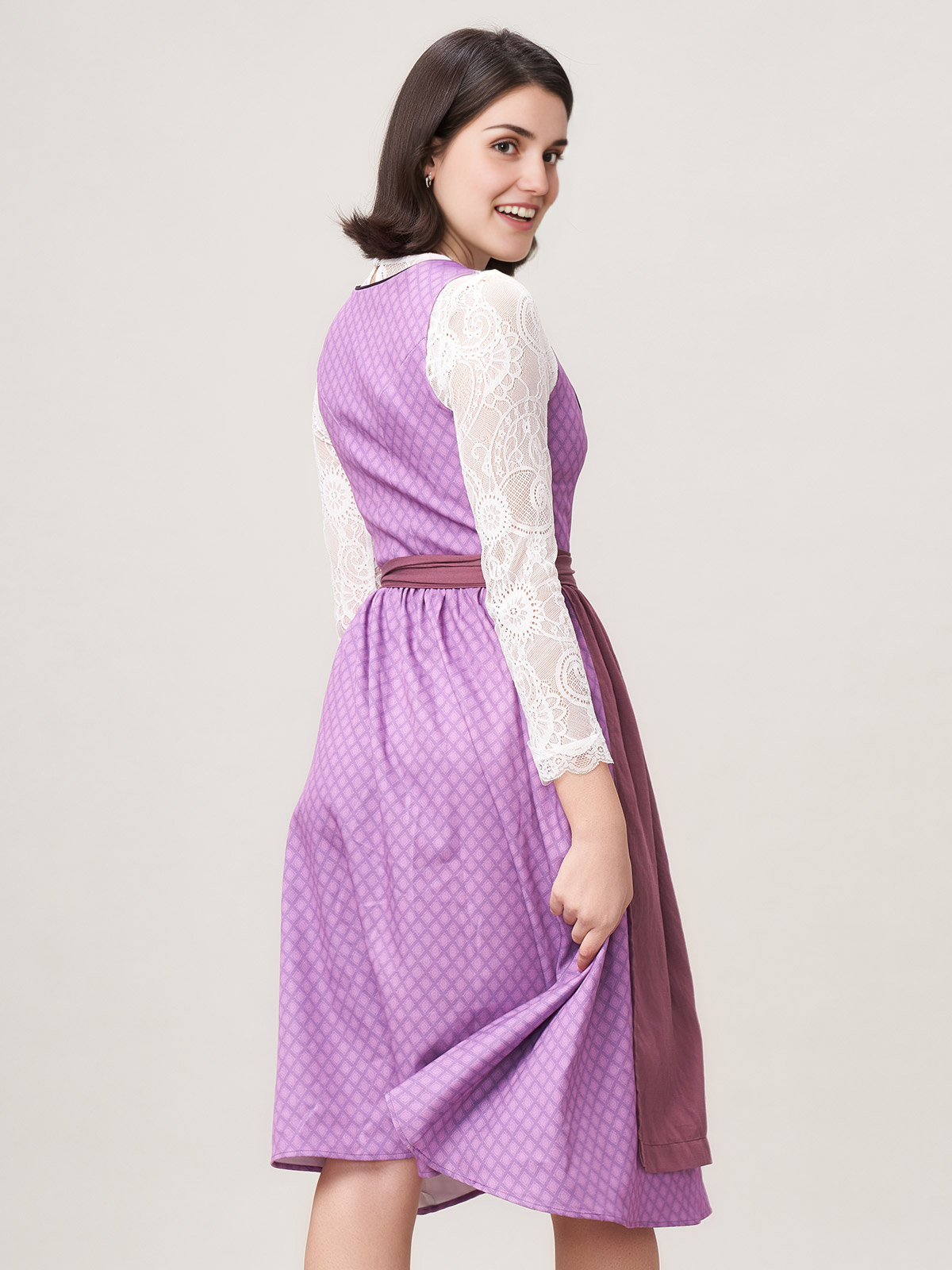 Modernes Dirndl in Lila mit Ärmeln