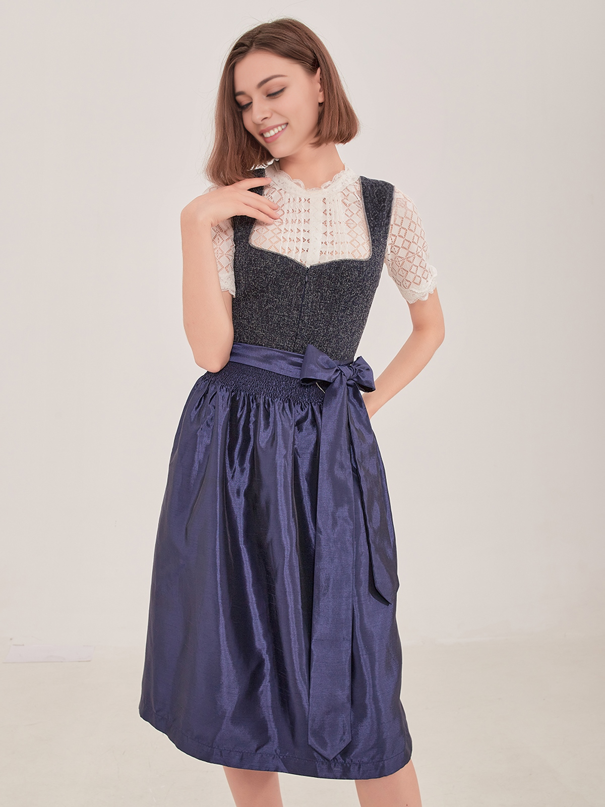 Elegantes blaues Dirndl