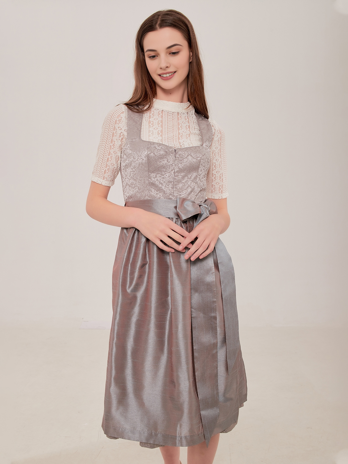 Modernes grünes Dirndl mit eleganter Schürze