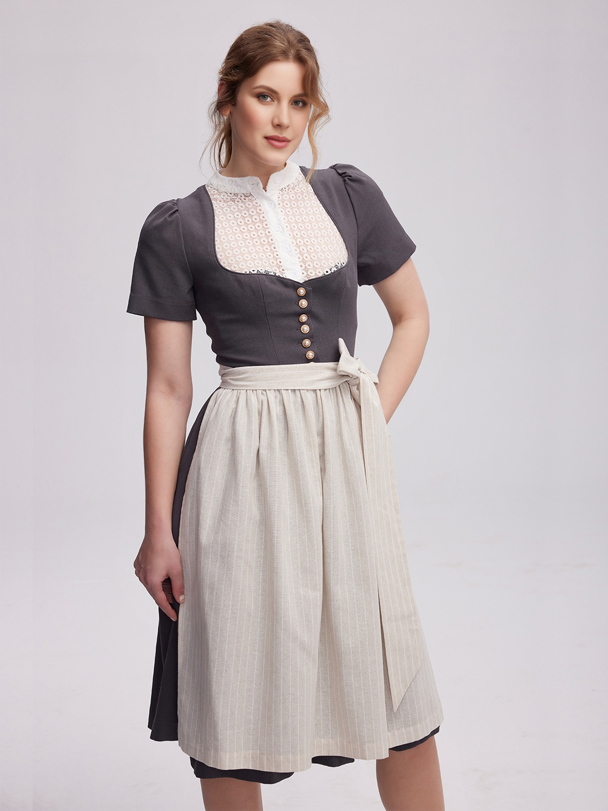 Ein elegantes beiges Dirndl mit modernem Schnitt