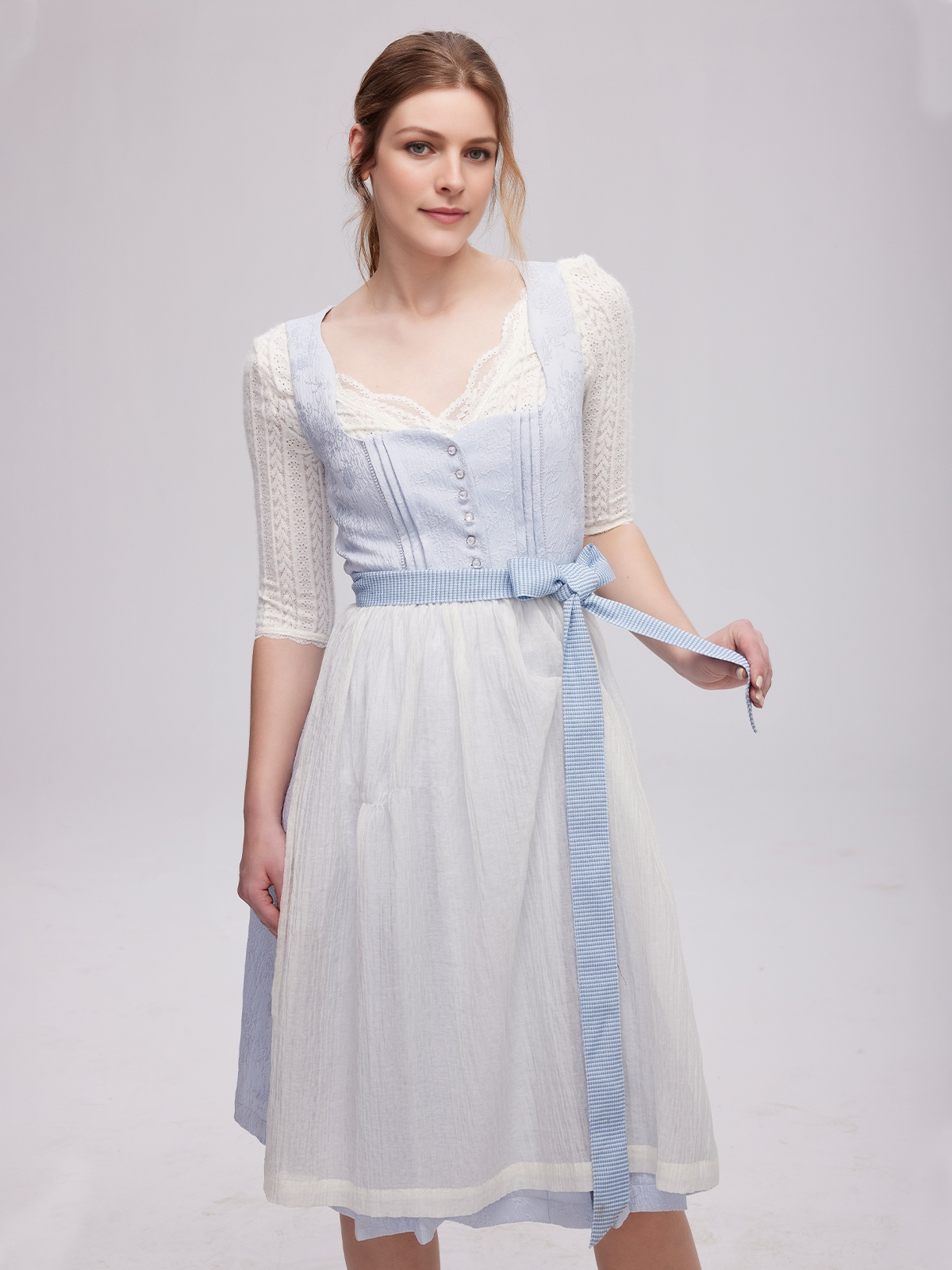 Gelbes Dirndl mit blumiger Verzierung
