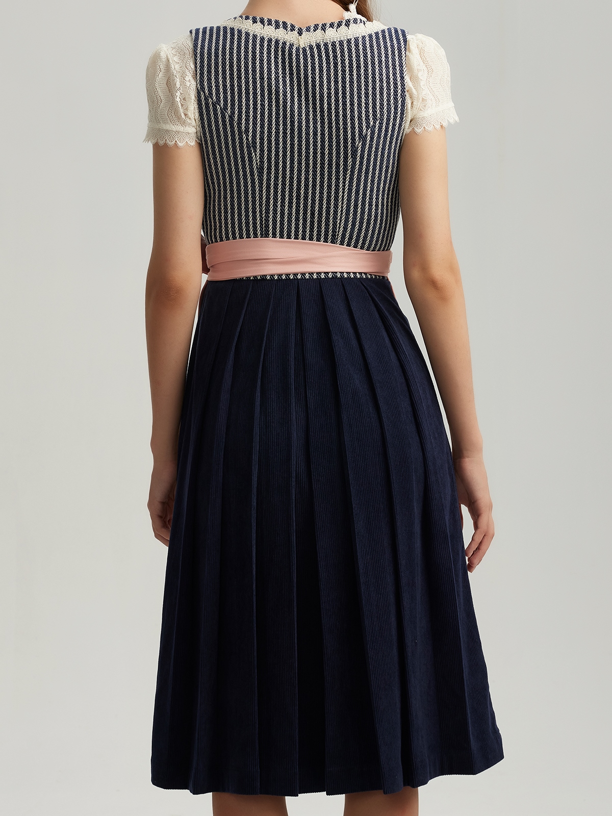 Modernes schwarzes Dirndl mit minimalistischem Design