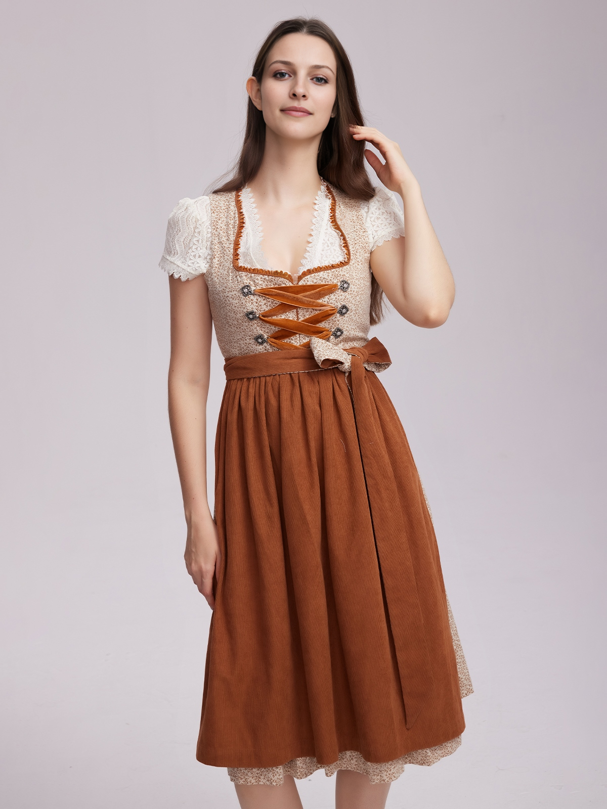 Dunkelrotes Dirndl mit moderner Frisur