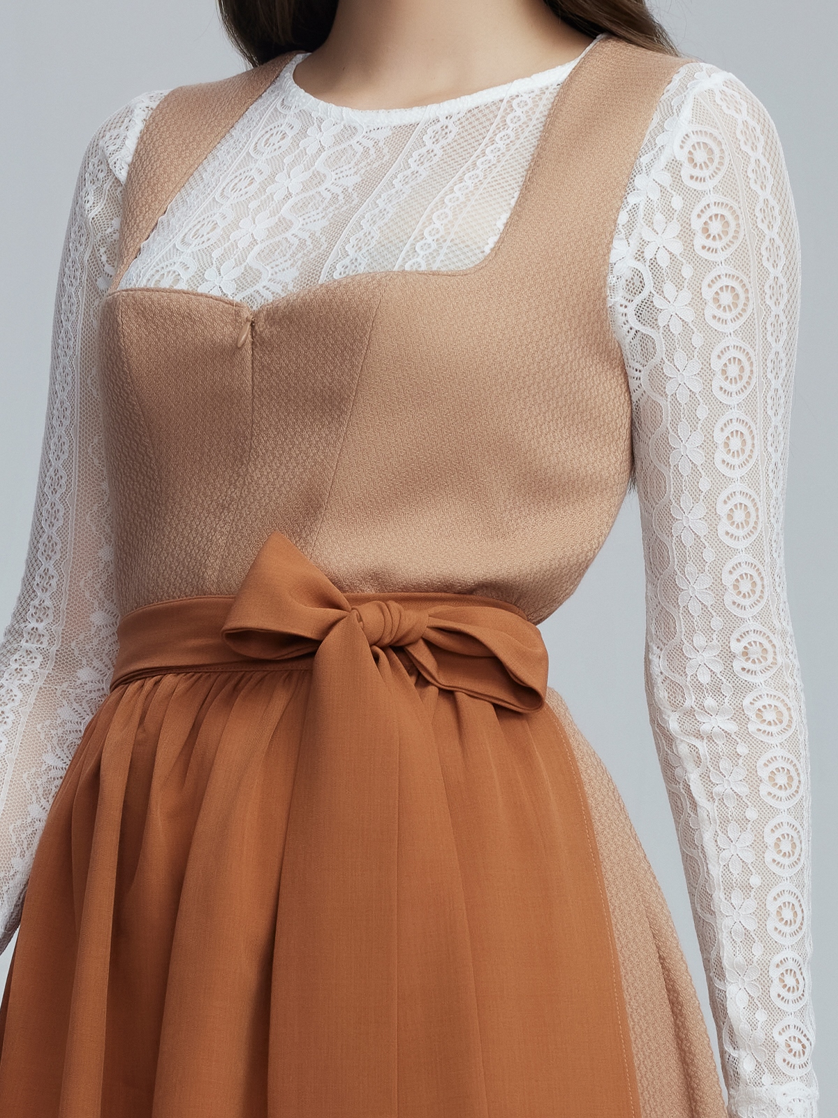 Modernes braunes Dirndl mit schlanker Silhouette