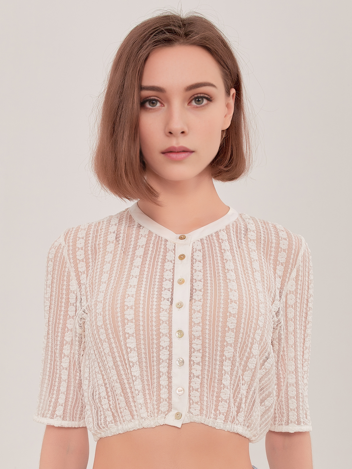 Modernes Dirndl in Weiß mit femininem Schnitt