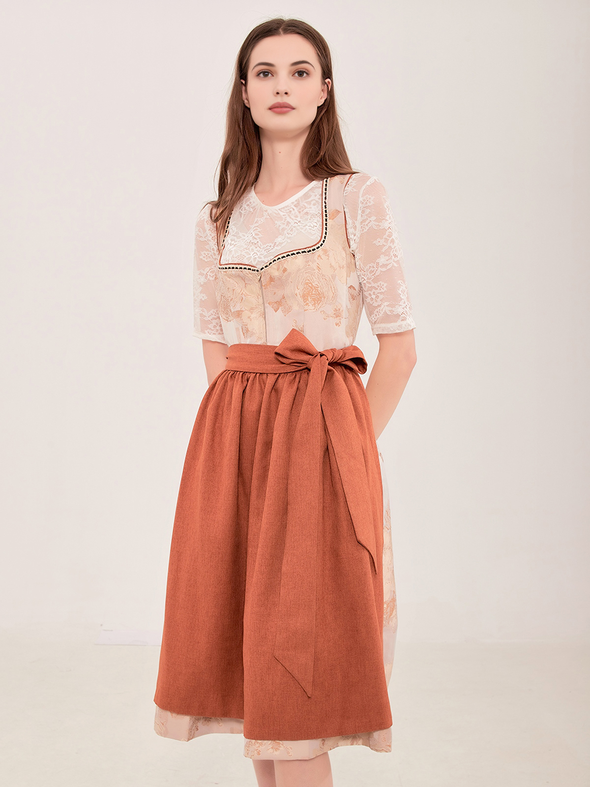 Moderne Dirndlbluse mit Lochstickerei