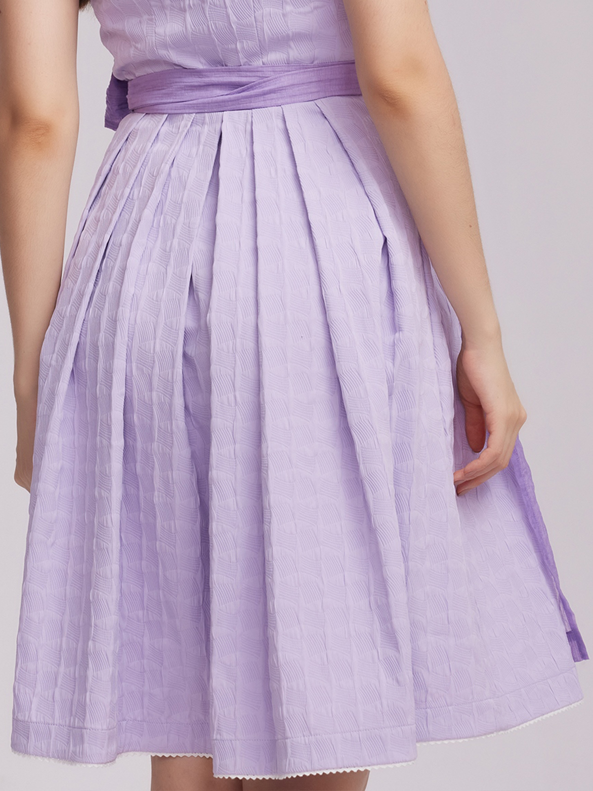 Gelbes Dirndl mit floralen Details
