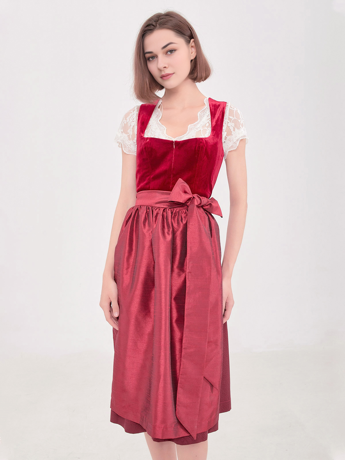 Schwarze Dirndlbluse langarm mit rotem Dirndl