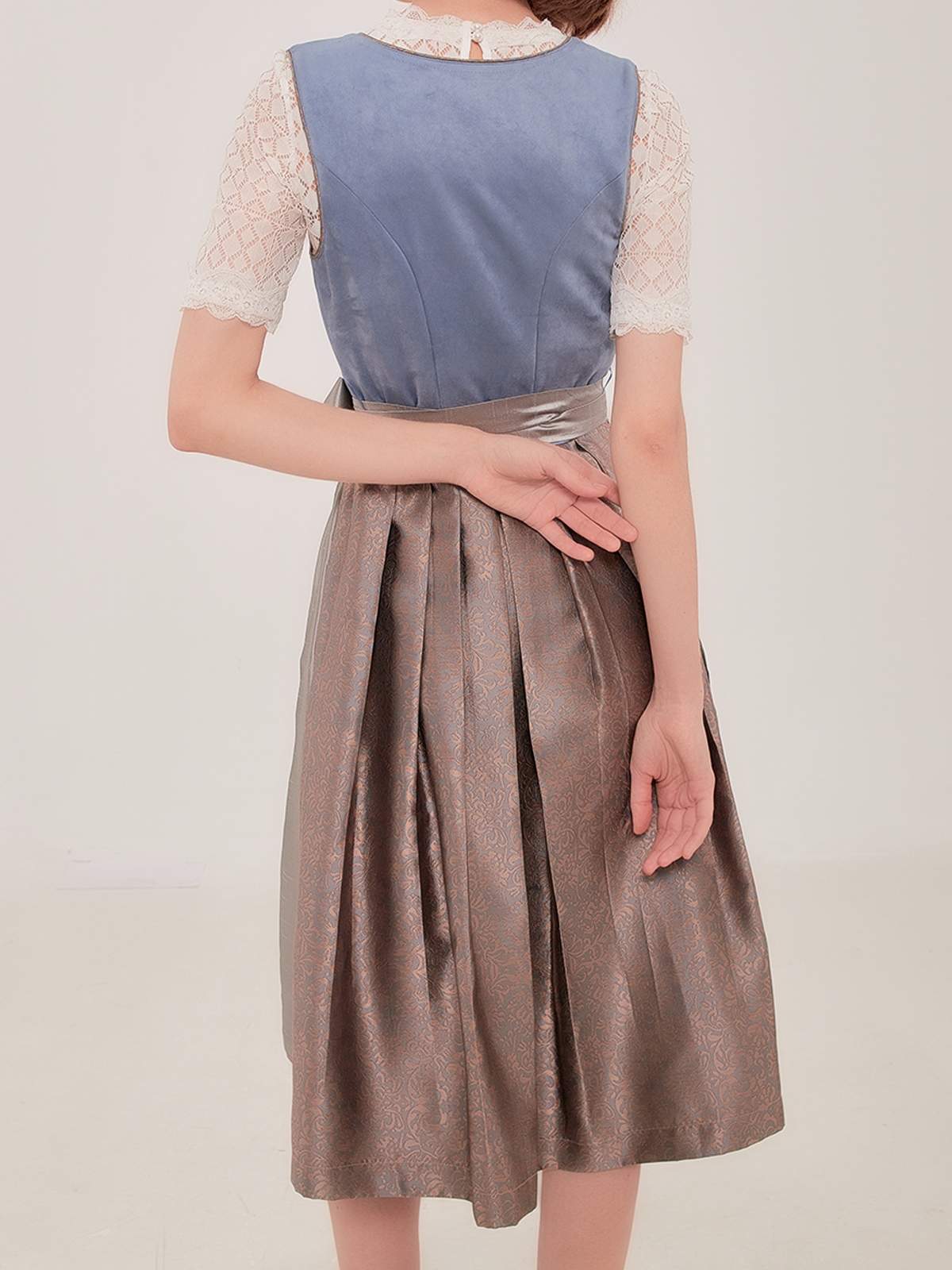 Dunkelblaues Dirndl mit modernem Schnitt