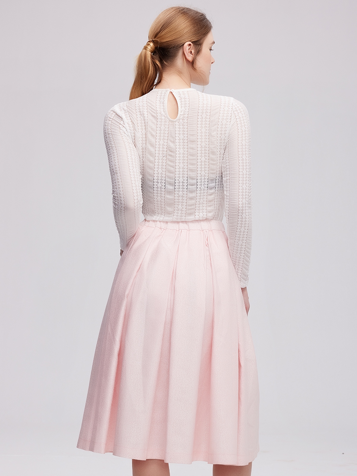 Grünes Dirndl mit rosa Bluse – feminin & frisch