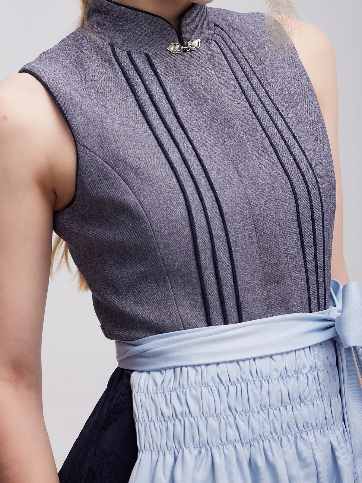 Dirndl in Grau – Eleganz und Tradition vereint