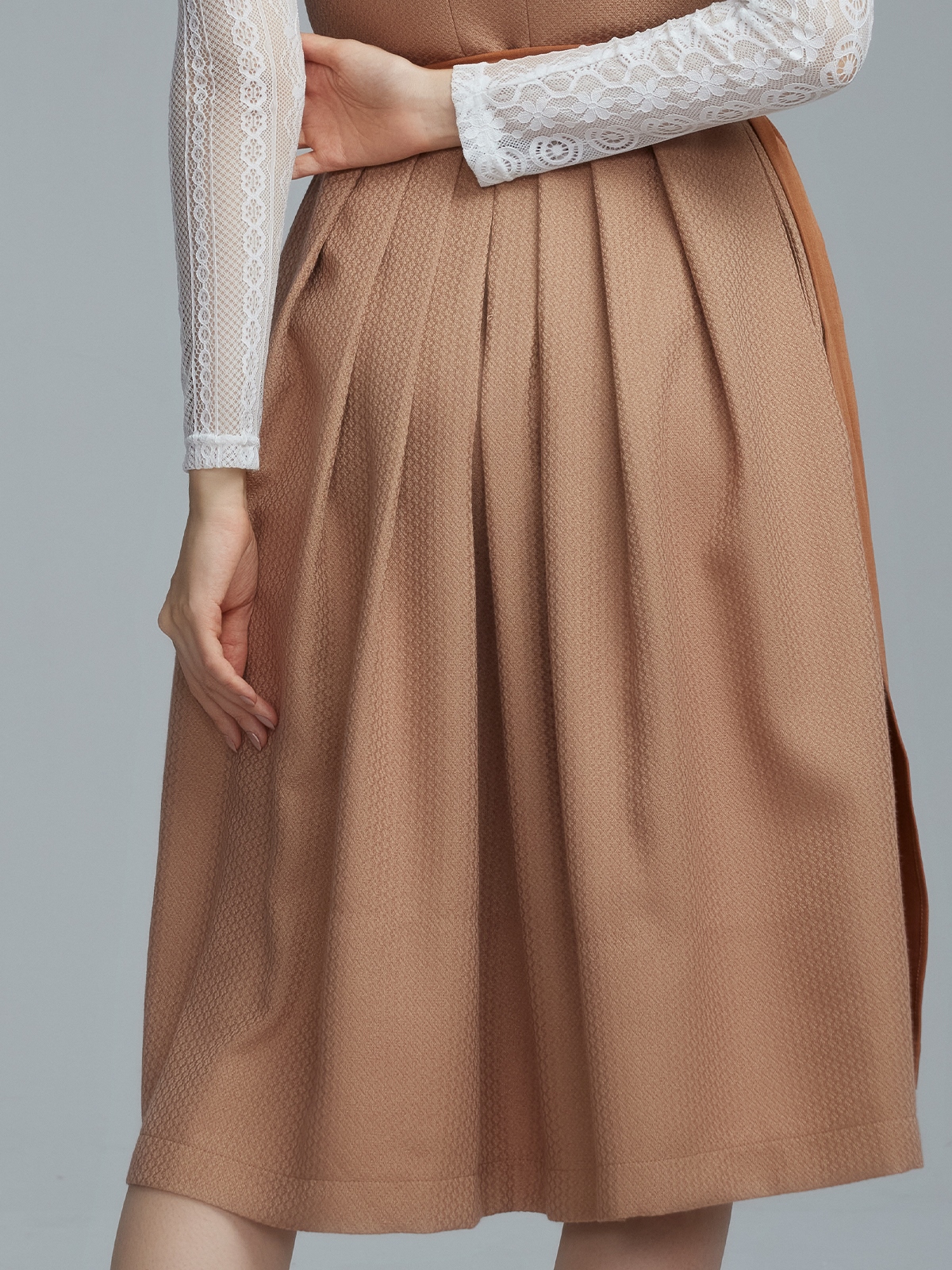 Dirndl in Braun mit schwarzer Bluse