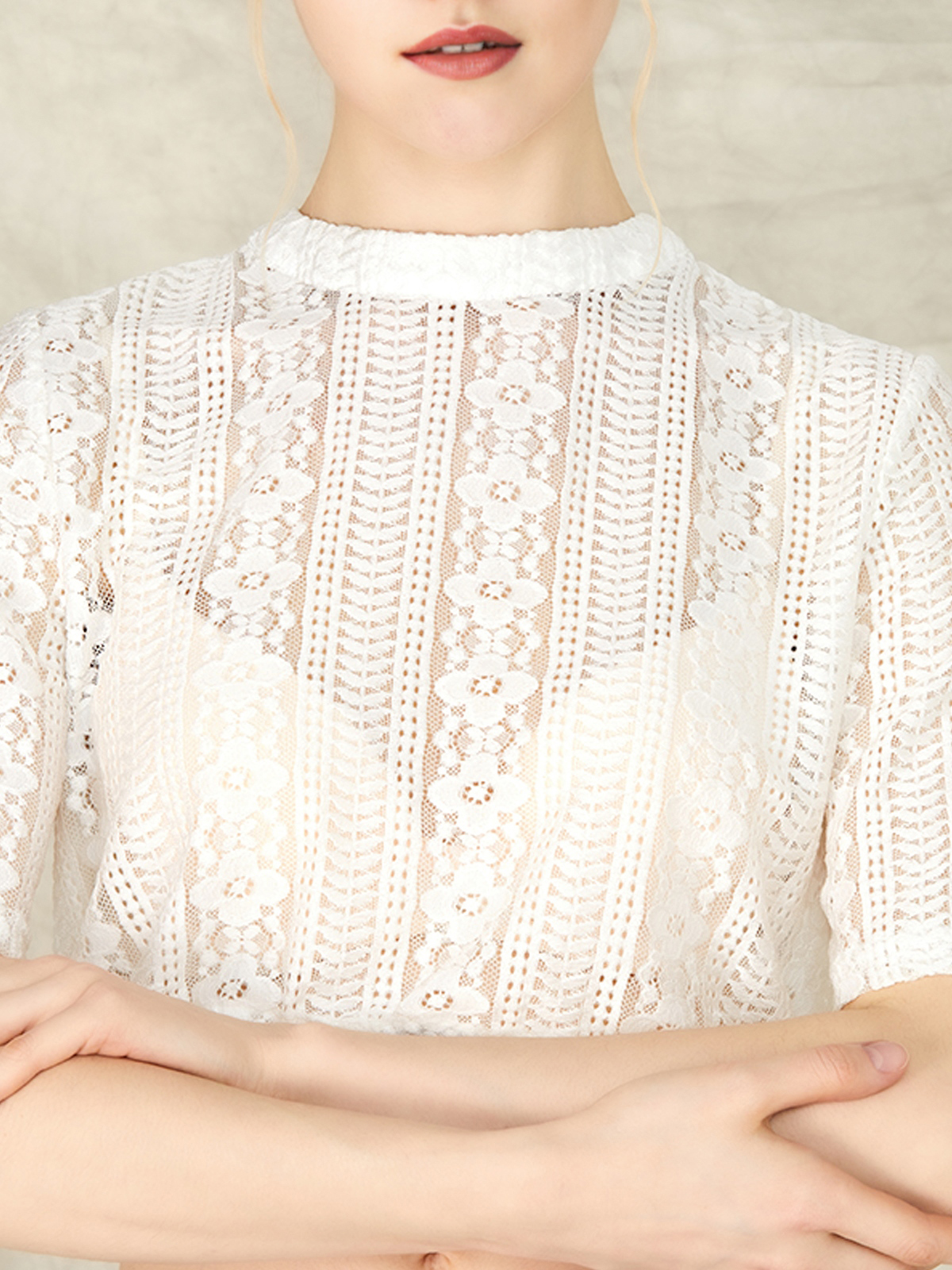 Modernes Dirndl mit weißer Bluse