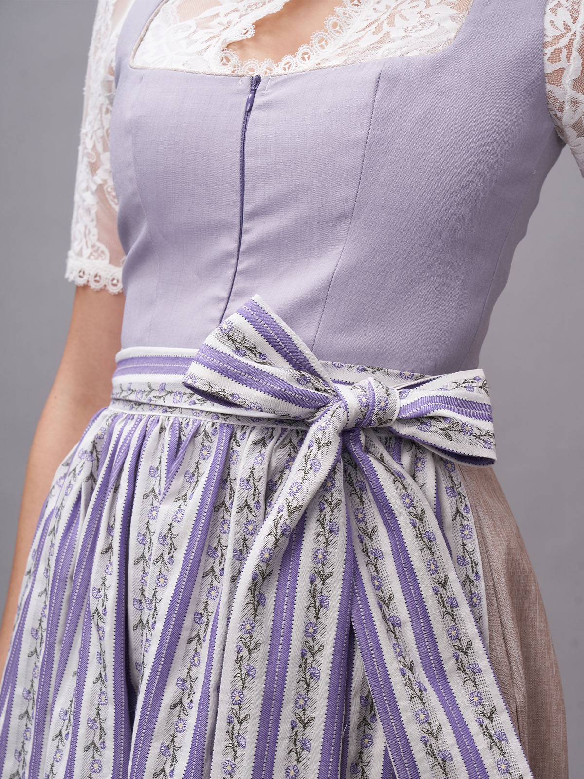 Dirndl in Lila mit perfekter Passform