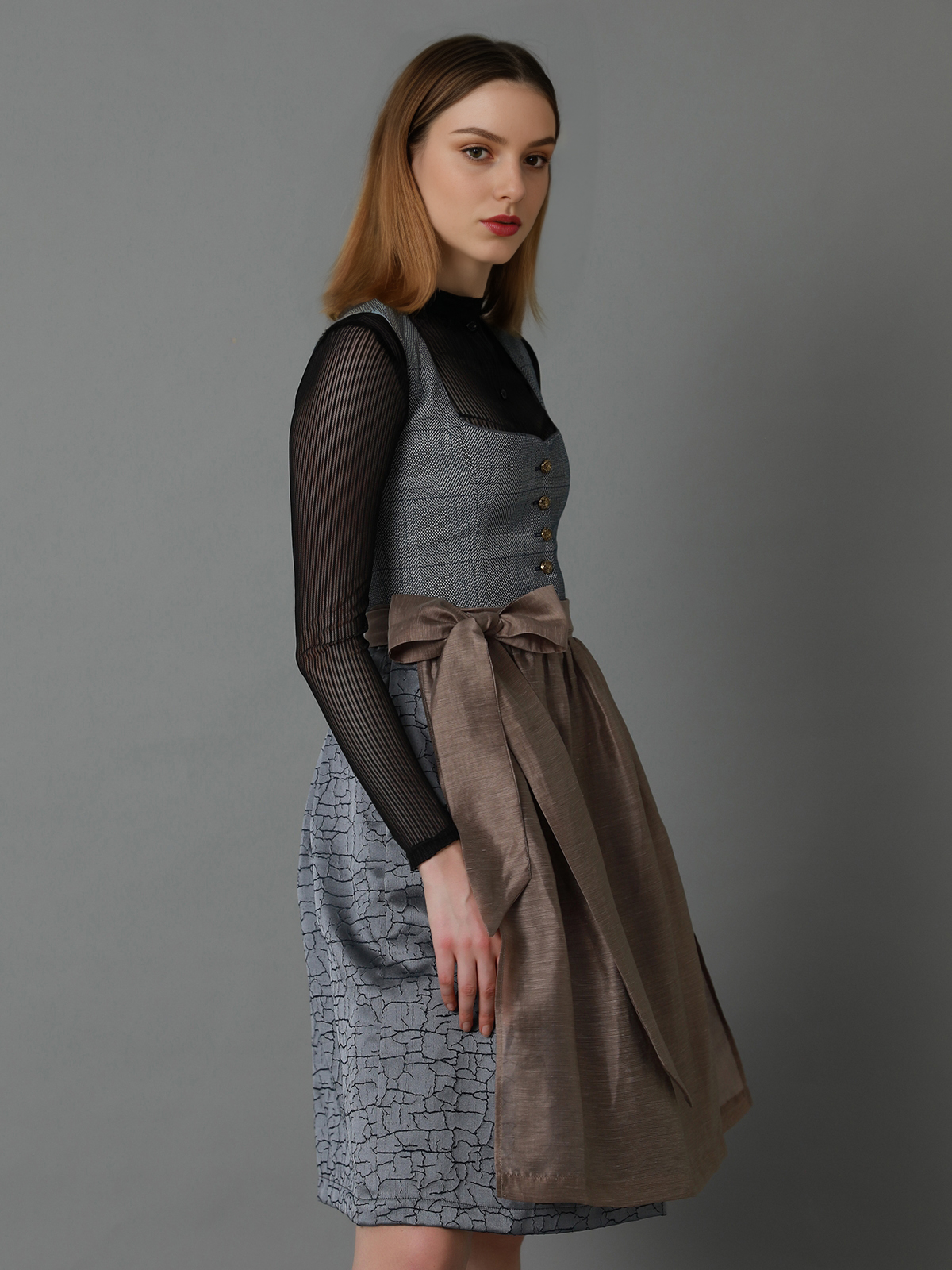 Dirndl in Grau und Blau – eine moderne Interpretation