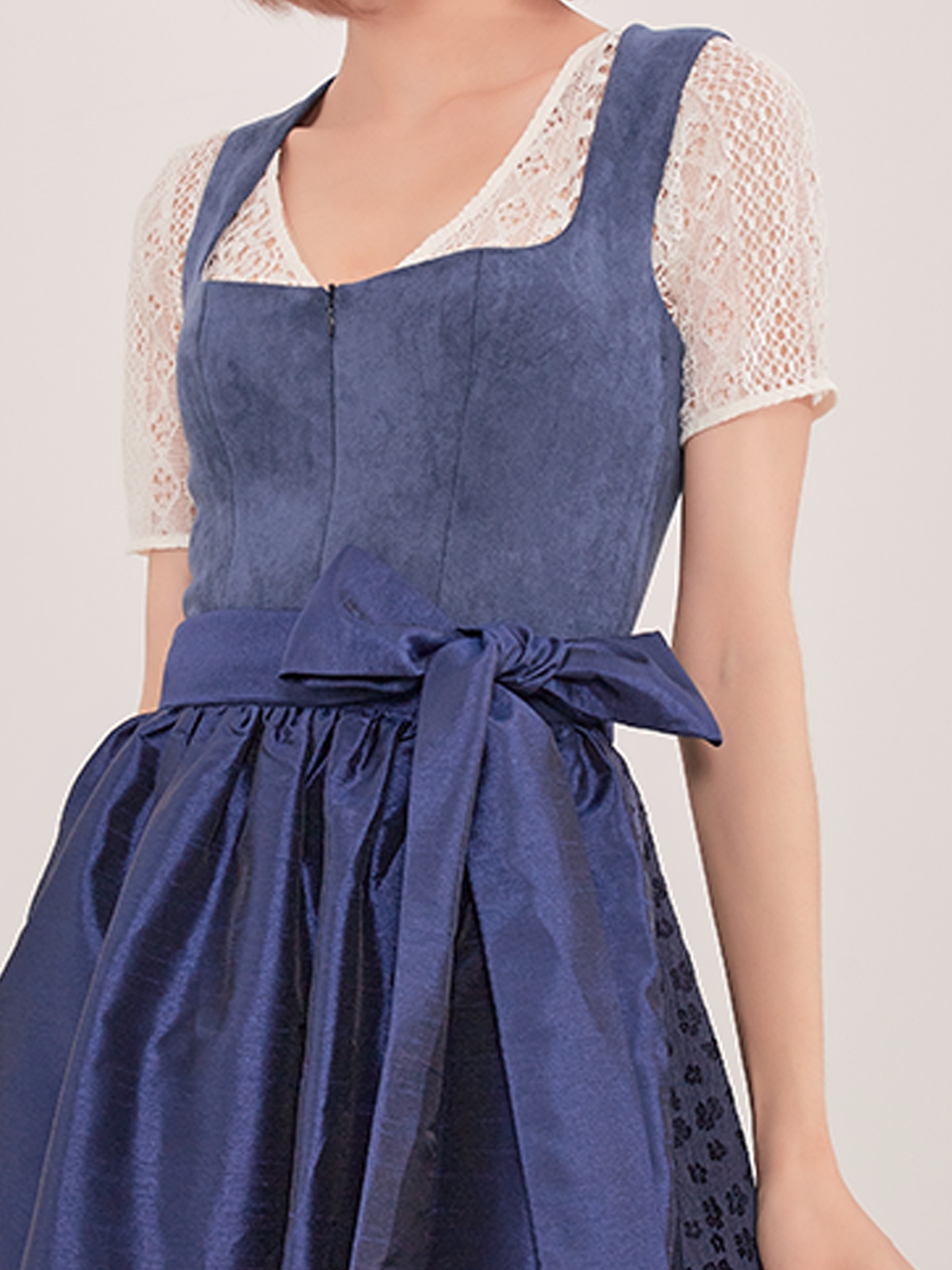Modernes Dirndl Marineblau mit schlichtem Design