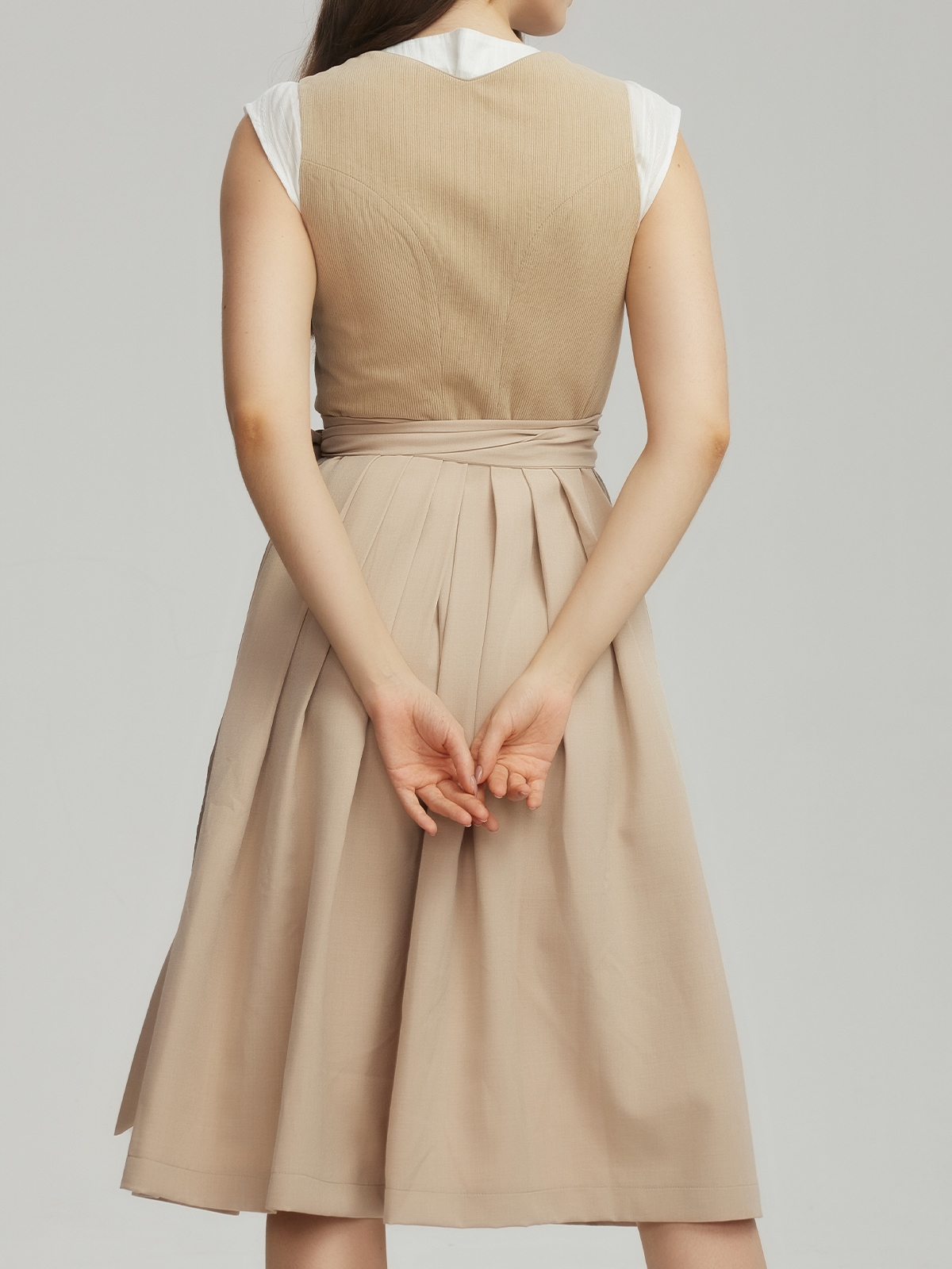 Modernes Dirndl in Braun
